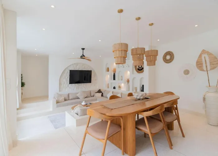 Ferienhaus Amici - 3br Pool Villa, Walk To Cafes - Pererenan *